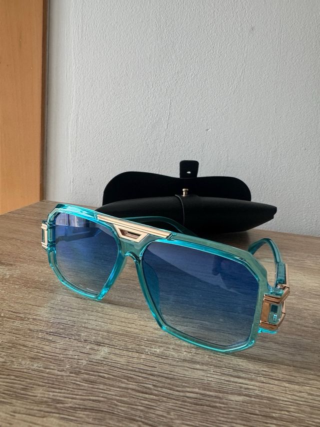 Gafas de sol azules y doradas