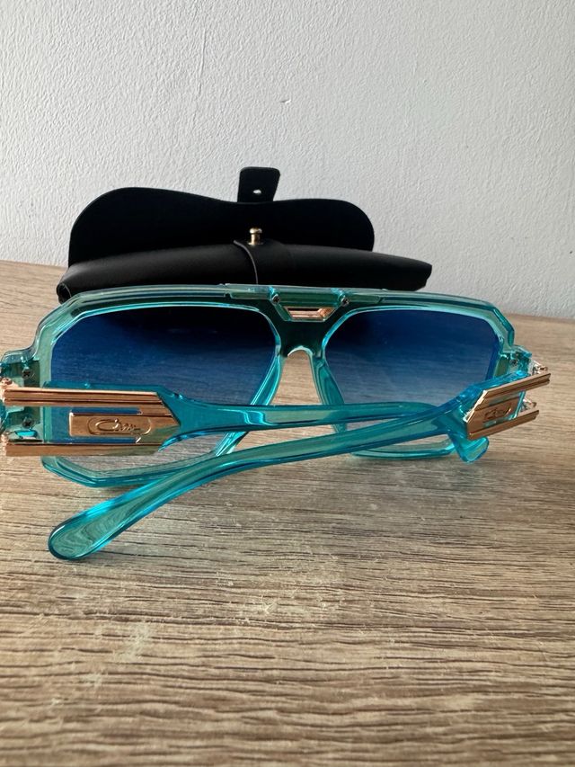 Gafas de sol azules y doradas