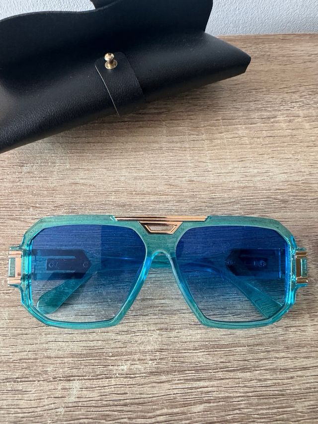 Gafas de sol azules y doradas