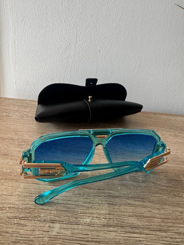 Gafas de sol azules y doradas