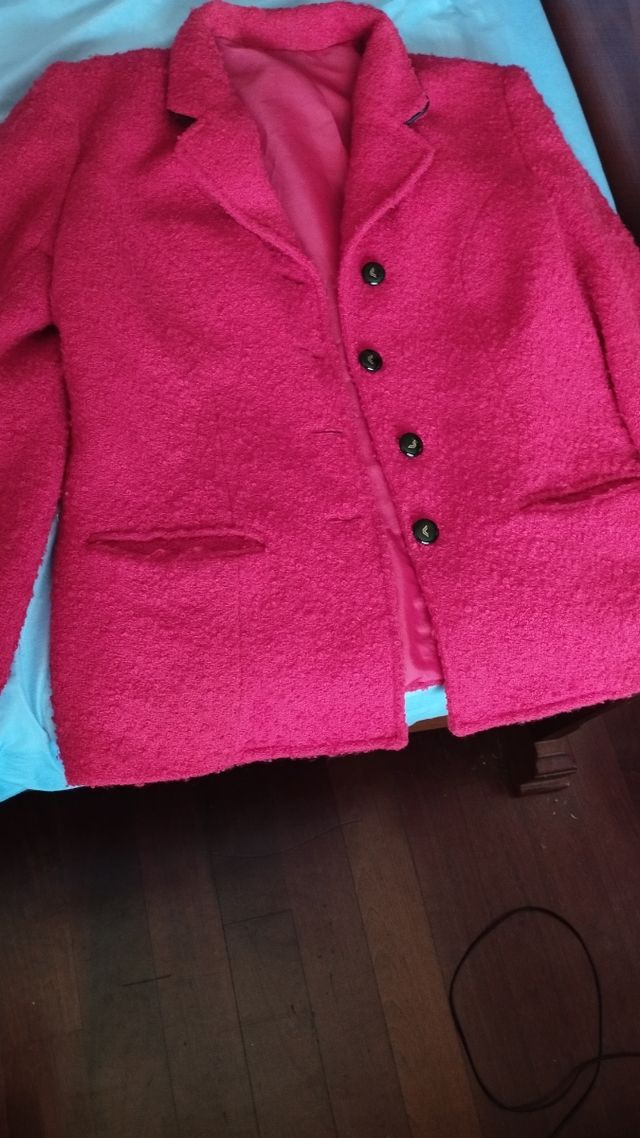 Chaqueta roja elegante de rizo