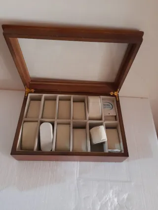 Caja para relojes de madera con tapa de cristal