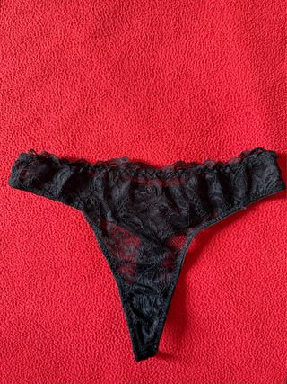 Tanga de encaje negro sexy