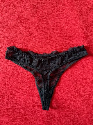 Tanga de encaje negro sexy