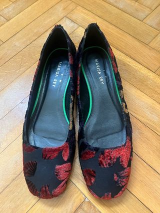 Zapatos planos MARISA REY negros y rojos