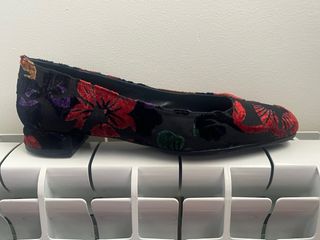 Zapatos planos MARISA REY negros y rojos