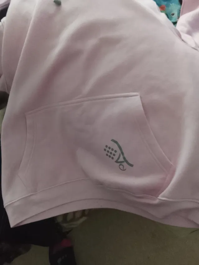 Sudadera rosa con capucha y bolsillo