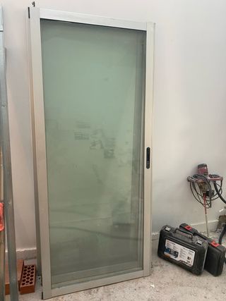 Cierre aluminio gris con 4 puertas correderas 