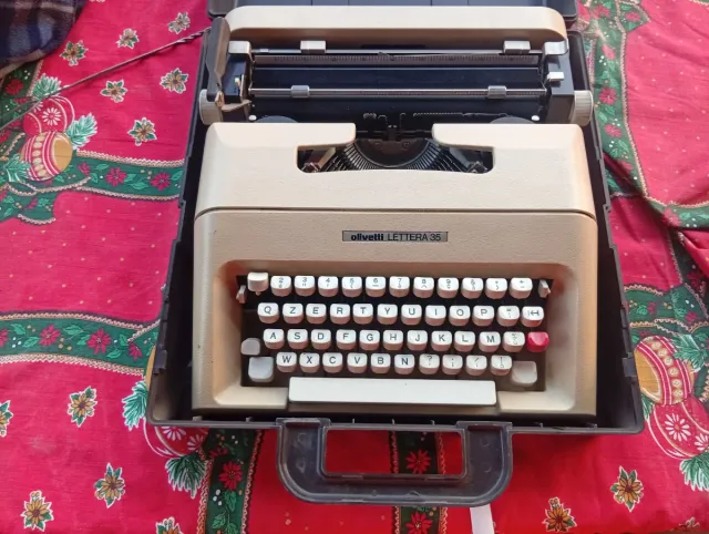 Macchina da scrivere Olivetti Lettera 35