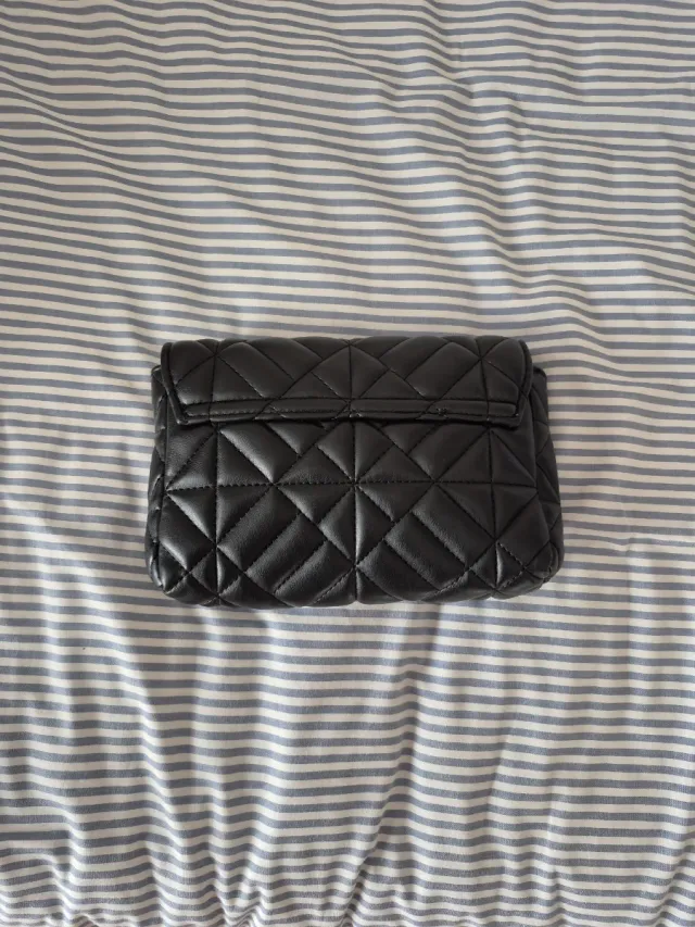Bolso negro acolchado con cadena