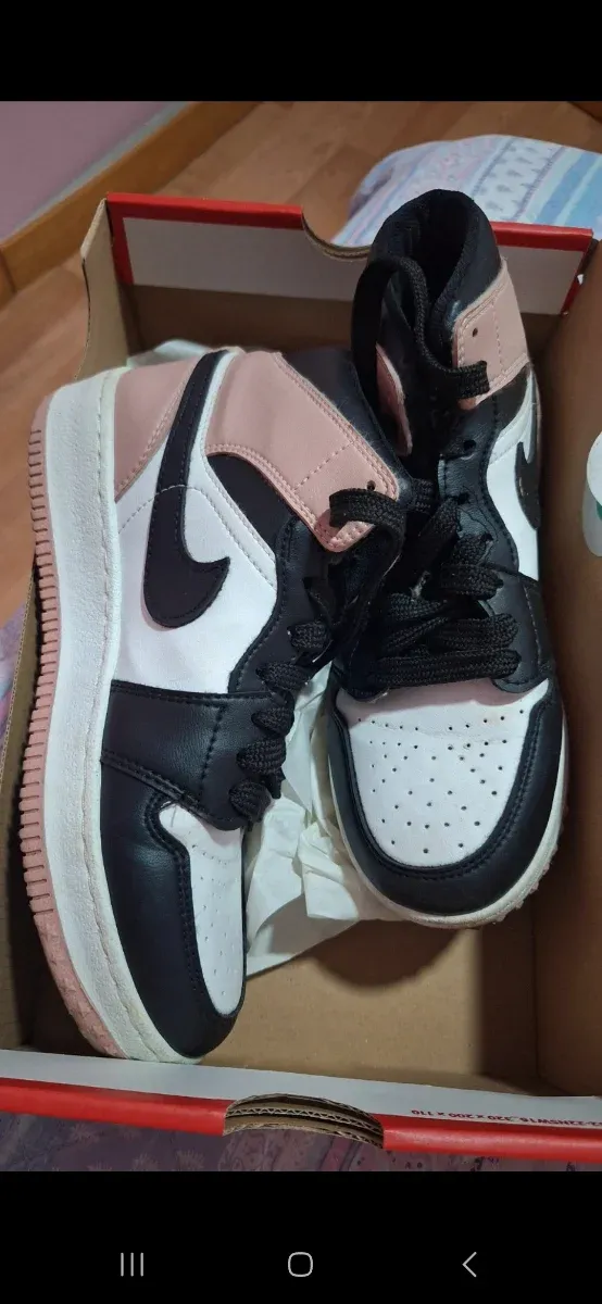 Deportivas altas negras y rosas