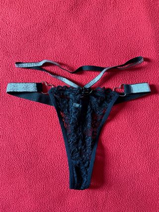 Tanga negro con detalles plateados