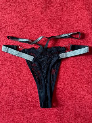 Tanga negro con detalles plateados