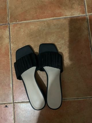 Sandalias negras tacón bajo