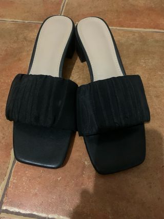 Sandalias negras tacón bajo