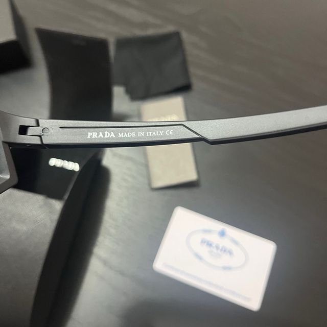 Gafas de sol Prada negras y rojas