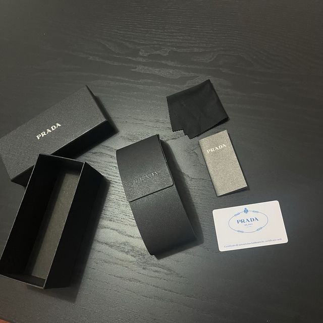 Gafas de sol Prada negras y rojas