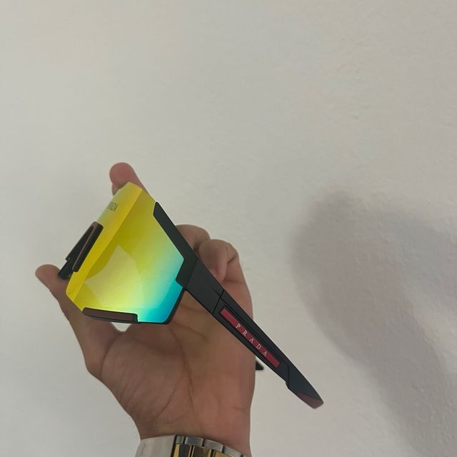 Gafas de sol Prada negras y rojas