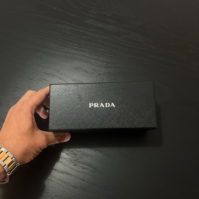 Gafas de sol Prada negras y rojas