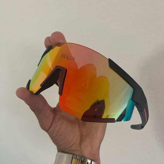 Gafas de sol Prada negras y rojas