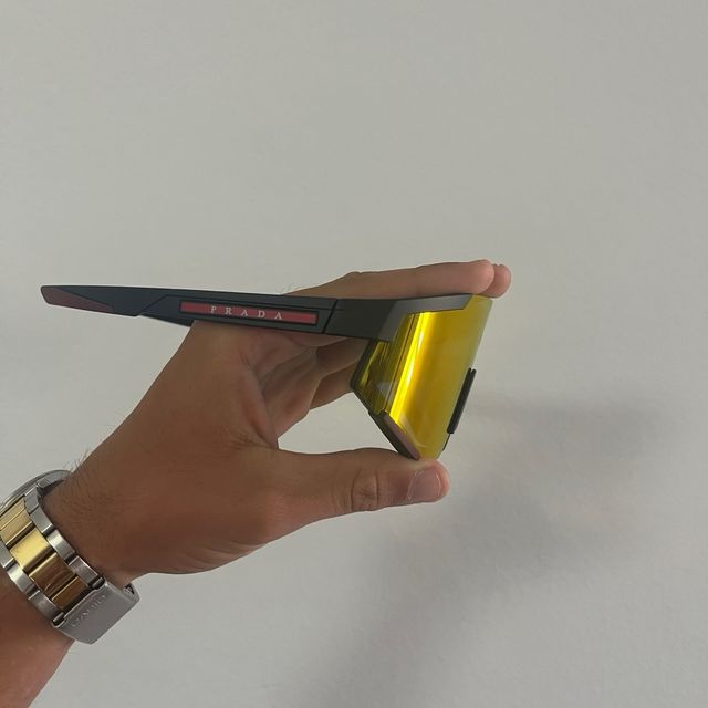 Gafas de sol Prada negras y rojas