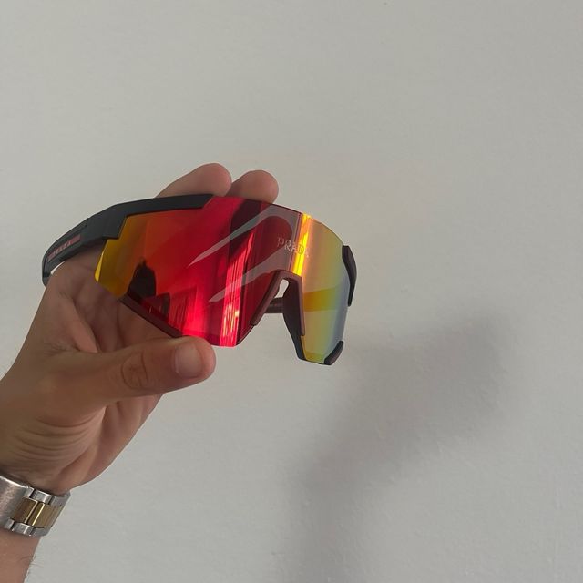 Gafas de sol Prada negras y rojas