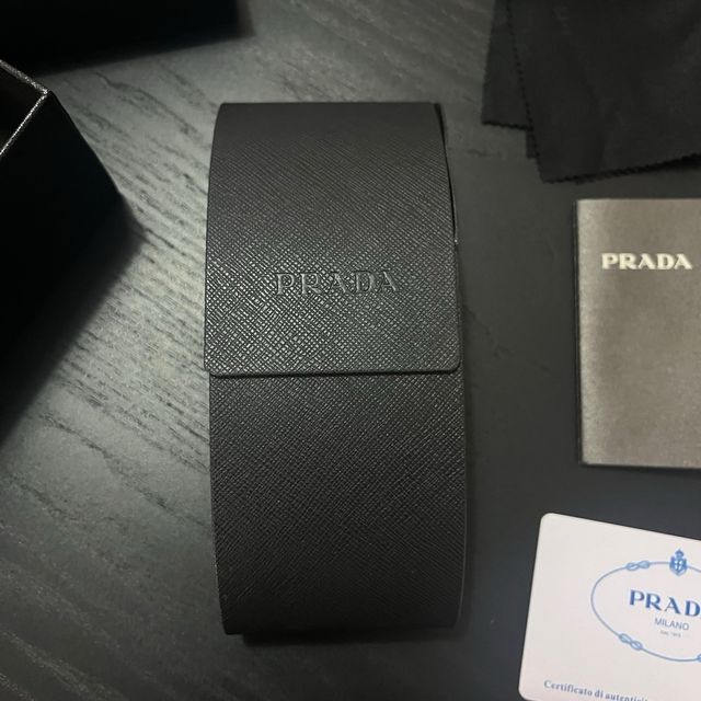 Gafas de sol Prada negras y rojas