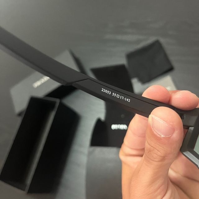 Gafas de sol Prada negras y rojas