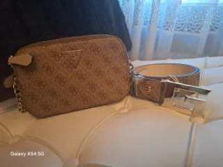Bolso y cinturón Guess