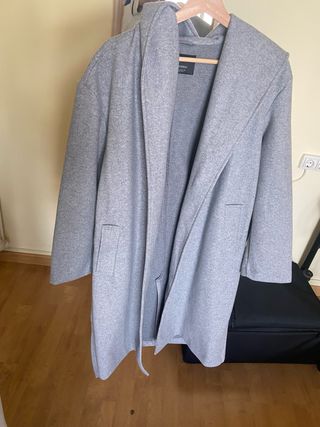 Abrigo gris con capucha talla M