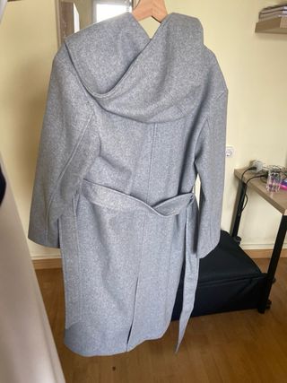 Abrigo gris con capucha talla M