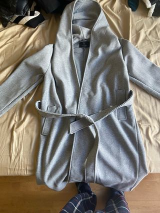 Abrigo gris con capucha talla M
