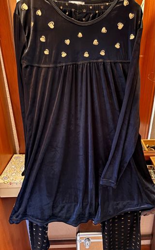 Pijama negro con corazones dorados