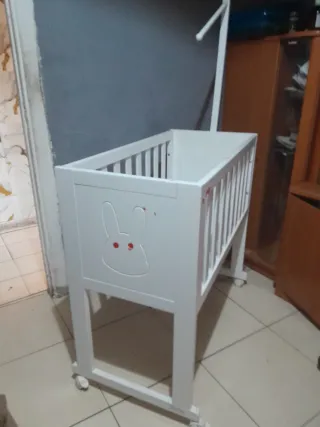 Minicuna blanca con ruedas