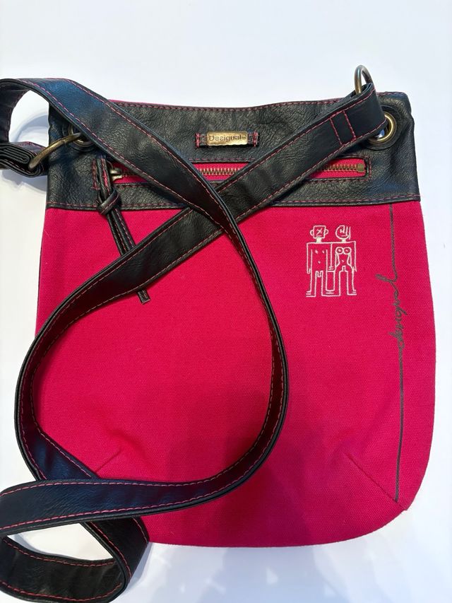 Bolso Desigual rojo y negro.