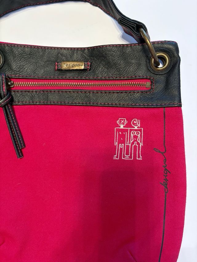 Bolso Desigual rojo y negro.