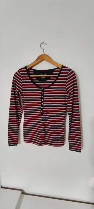 Camiseta Only rayas rojas, grises y azules Talla S