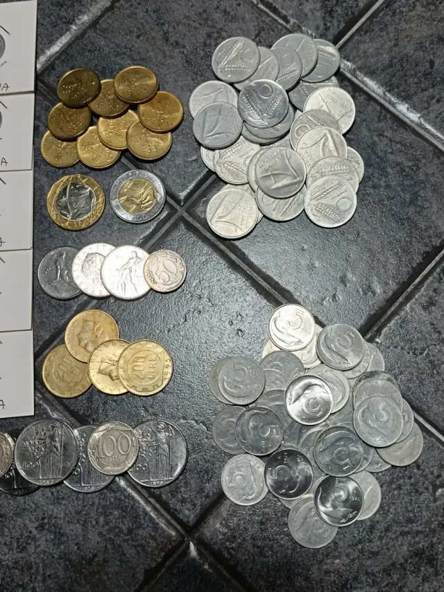 Lotto 100 monete italiane con serie 5 e 10 Lire