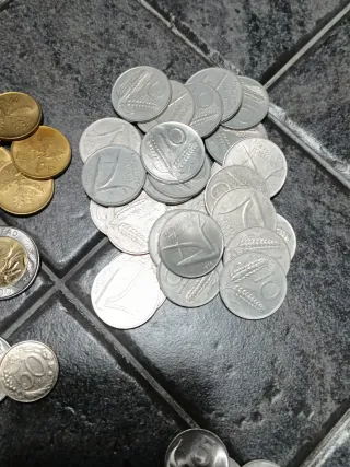 Lotto 100 monete italiane con serie 5 e 10 Lire