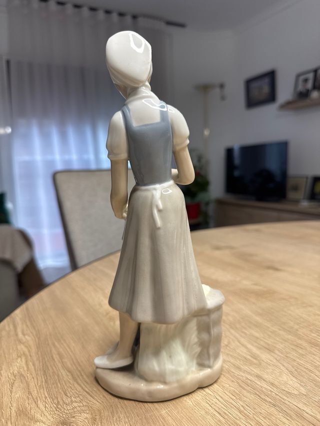 Figura de porcelana de mujer con pavo