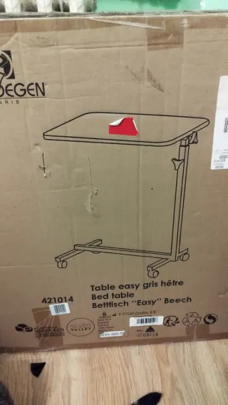 Mesa auxiliar de altura regulable con ruedas