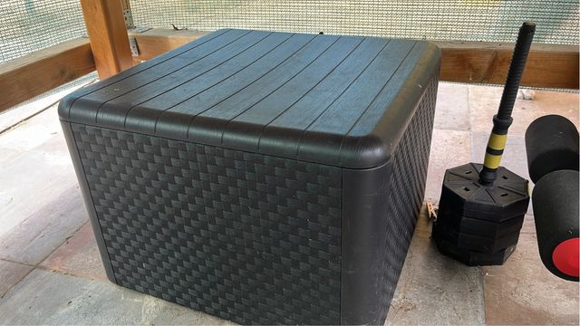 Mesa exterior y almacenaje armable