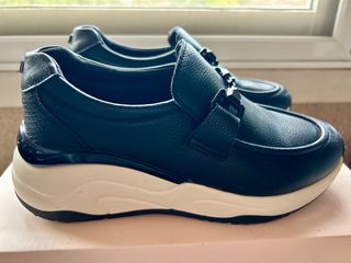 Zapatos negros con detalle metálico