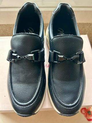 Zapatos negros con detalle metálico