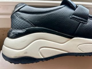 Zapatos negros con detalle metálico