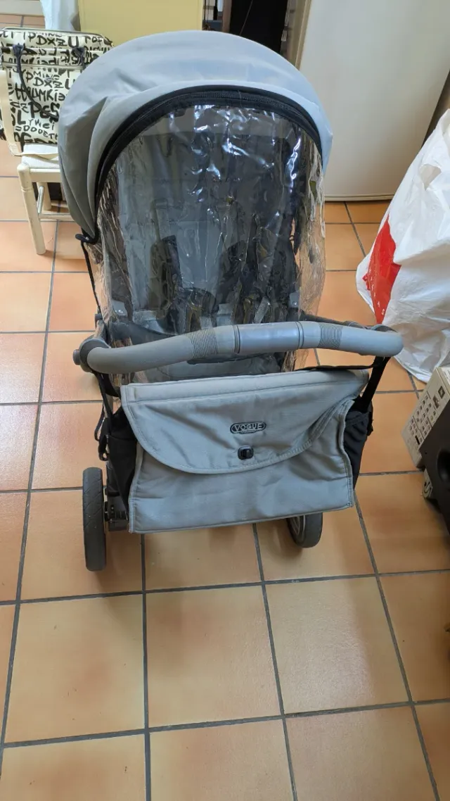 Carrito de bebé con funda impermeable