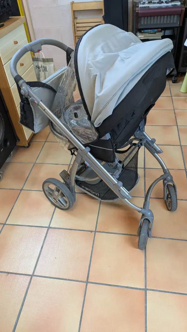 Carrito de bebé con funda impermeable