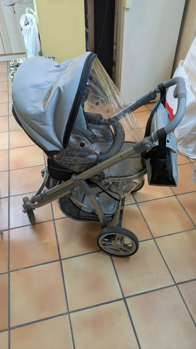 Carrito de bebé con funda impermeable