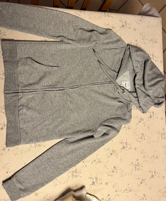 Felpa grigia con filo lurex, con zip e cappuccio