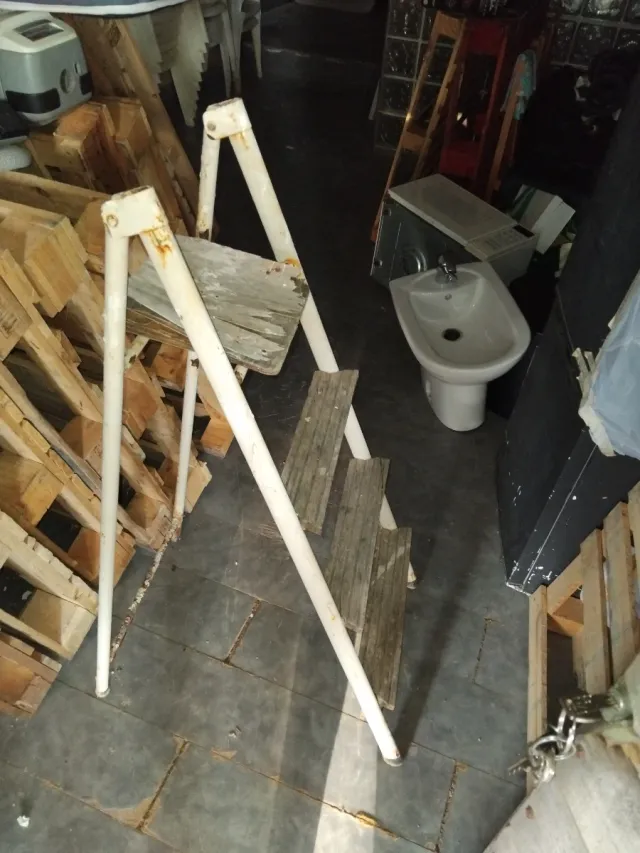 Escalera plegable de 4 peldaños